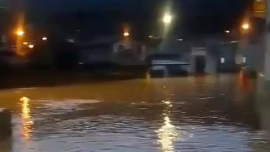 Criança é arrastada por enxurrada durante chuva e desaparece em rio de São José