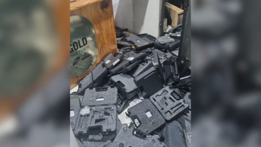 Bandidos invadem loja pelo teto e fogem com 150 armas em Santa Catarina