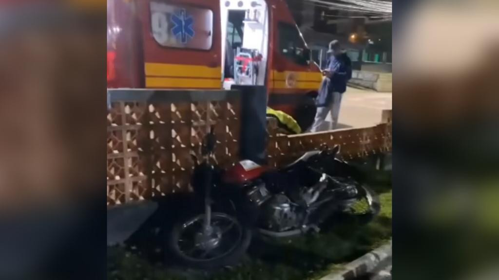 Aluna de autoescola em Itapema perde controle e bate moto em muro