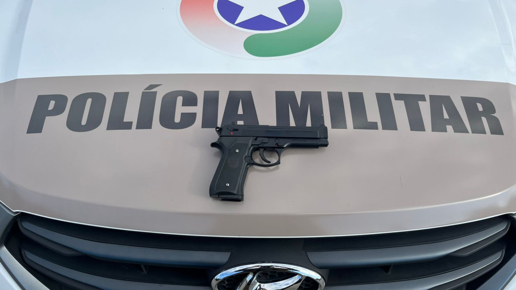 Jovem é flagrado apontando arma para adolescente em frente a escola em Tijucas