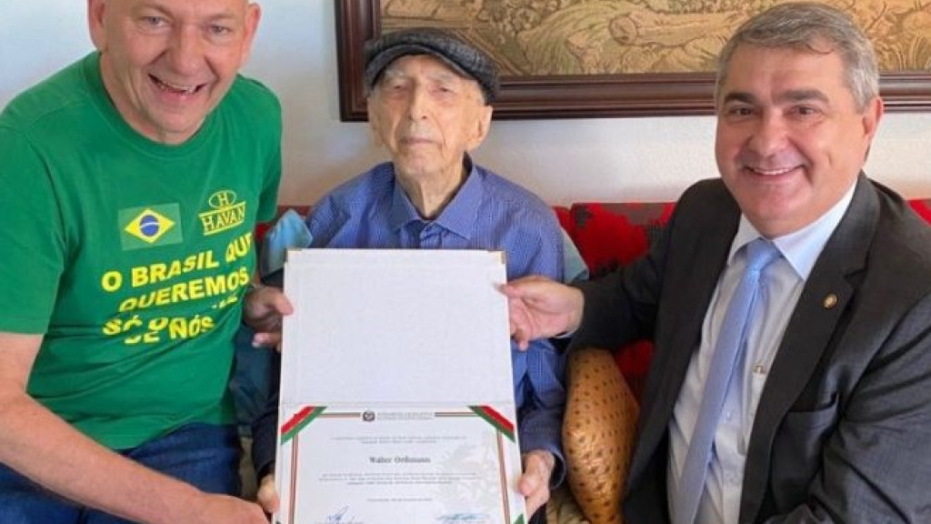 Funcionário mais antigo do mundo ganha festa surpresa de amigos aos 102 anos