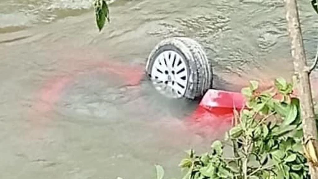 Homem salva idosos que ficaram presos após carro cair em rio de Nova Trento