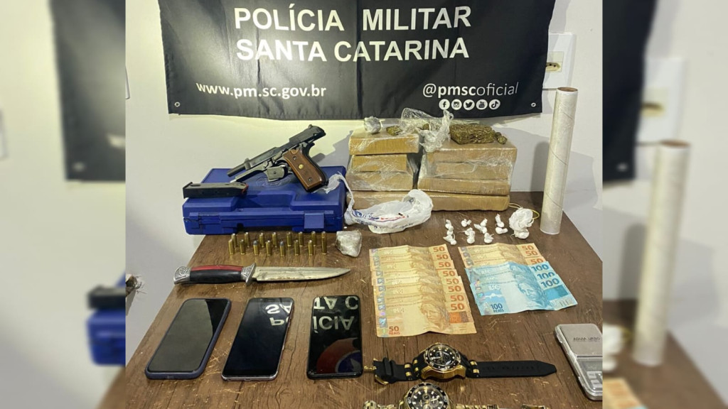 Dupla é presa suspeita de tráfico e porte ilegal de arma de fogo em Tijucas