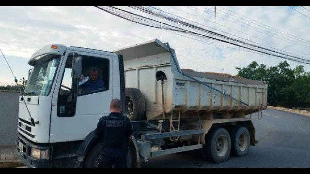 Ditran fiscaliza peso de veículos que passam pela Ponte Bulcão Viana, em Tijucas