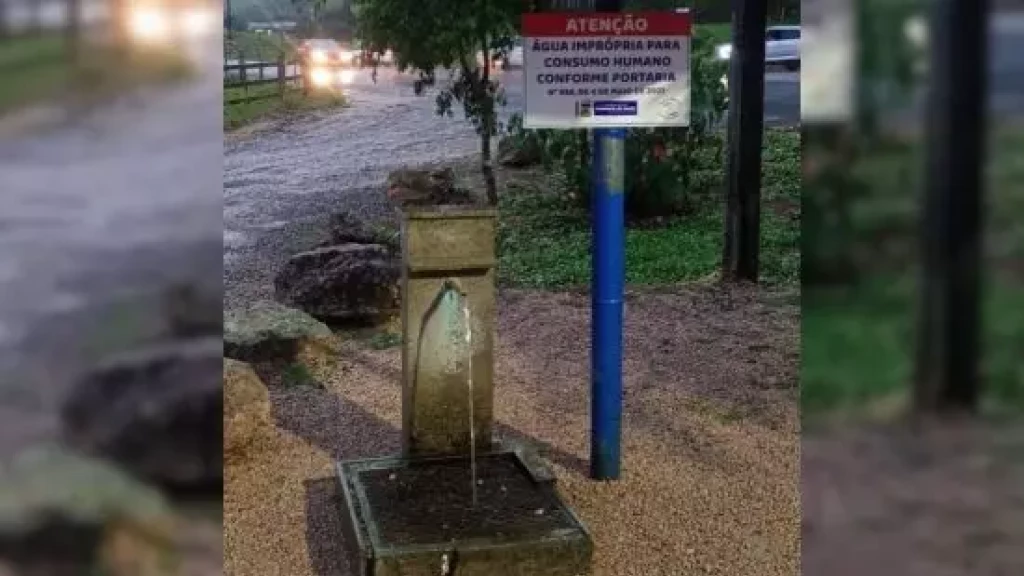 Bactéria em bica interrompida consumo de água para moradores da cidade catarinense