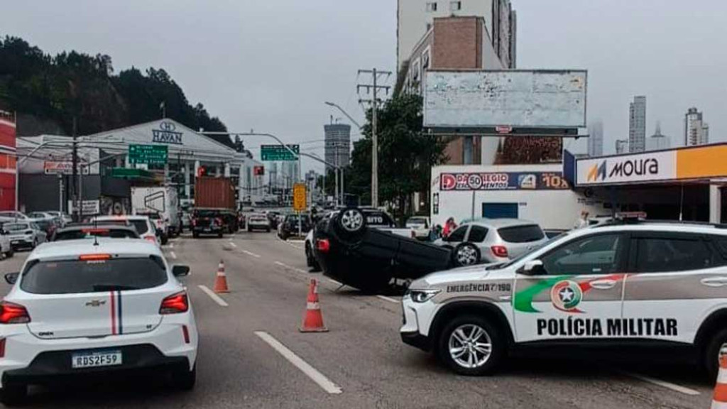 Motorista sofre mal súbito e capota carro em avenida movimentada de Balneário Camboriú