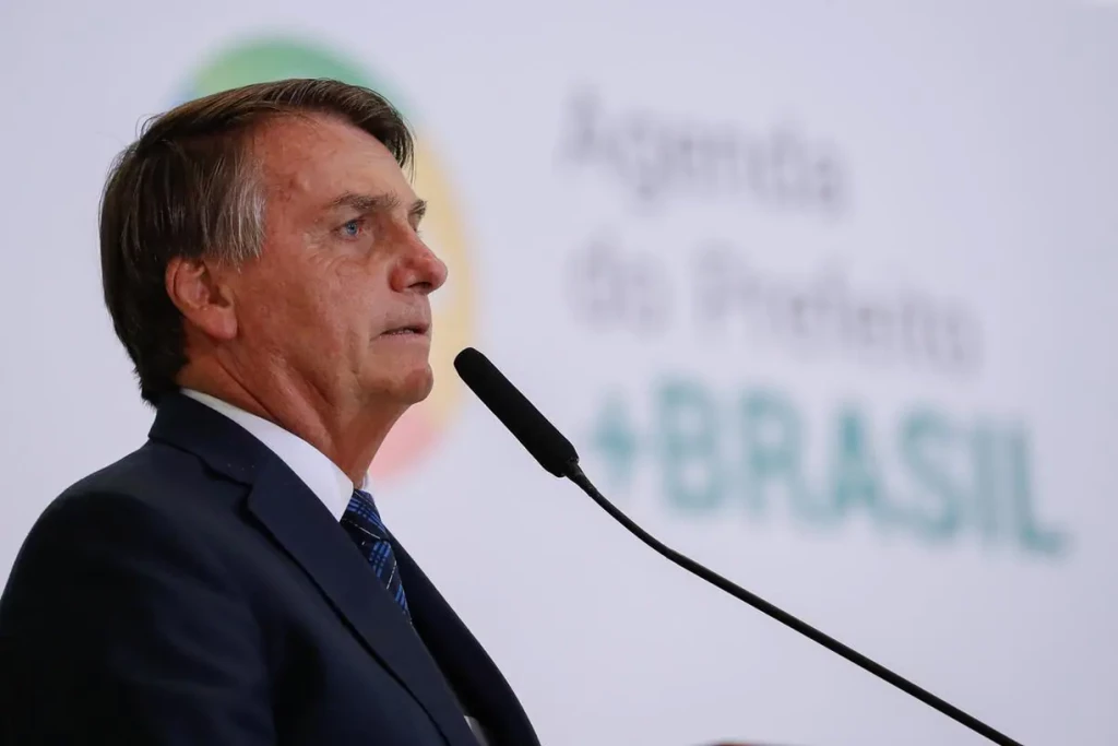VÍDEO: Bolsonaro se pronuncia após ataques em Brasília: "Lamento o que aconteceu"