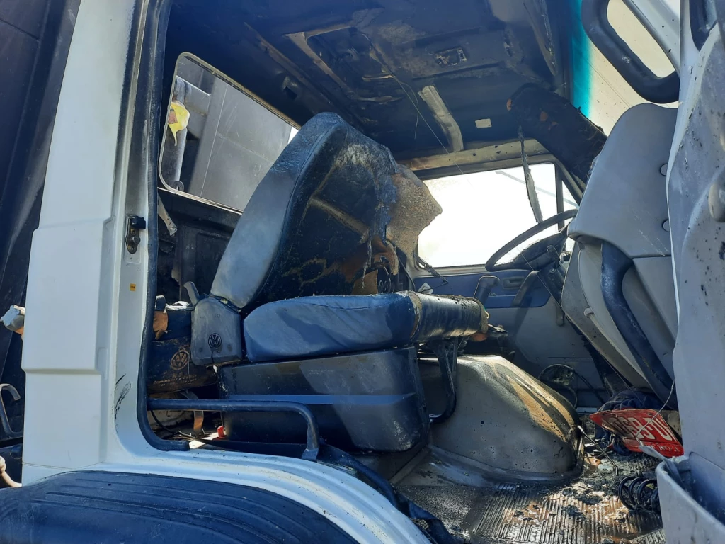 Chamas atingem cabine de caminhão em estrada de Tijucas