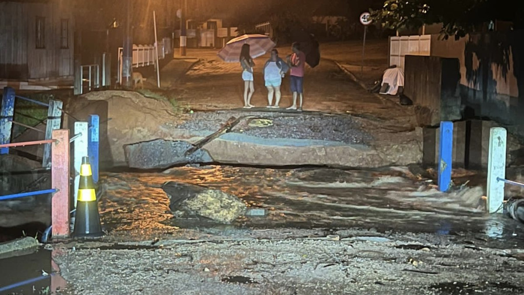 URGENTE: Ponte é arrastada após cabeceira ceder em São João Batista