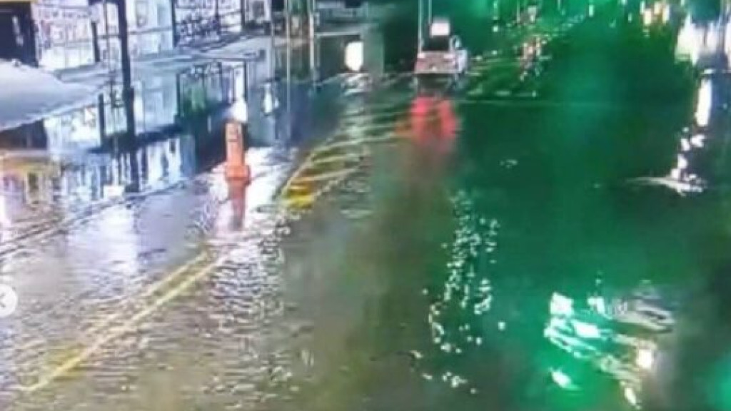 Maré alta invade ruas no litoral de Santa Catarina