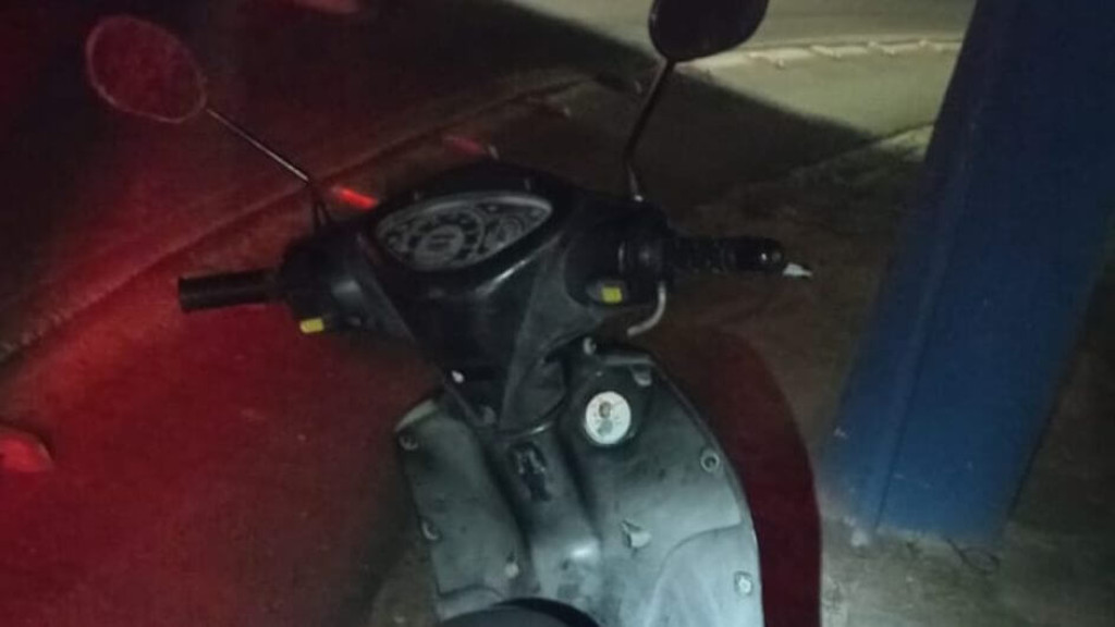Mulher dirige moto com placa adulterada e põe a culpa no cachorro em Porto Belo