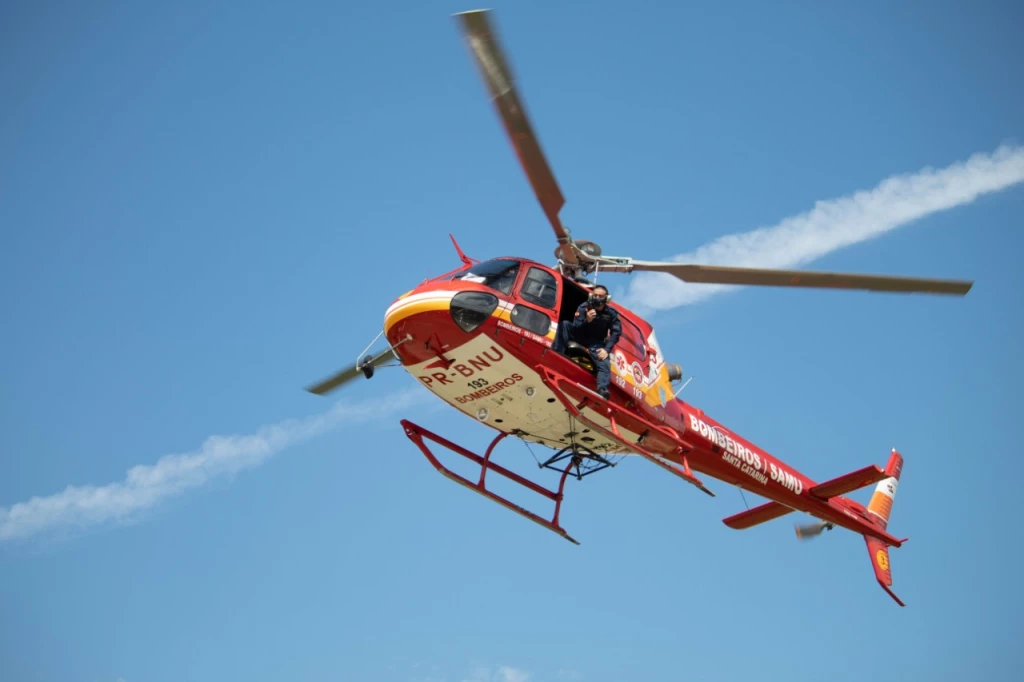 Helicóptero Arcanjo socorre idoso com parada cardíaca em mercado de SJB