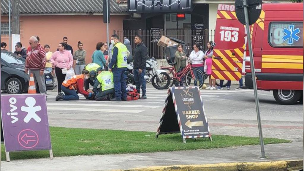 Motociclista é atingido por veículo ao dar passagem a pedestre em Tijucas