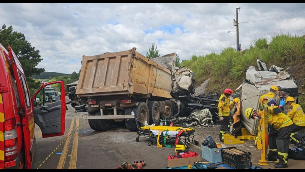 Duas pessoas morrem após colisão frontal entre caminhões na BR-282