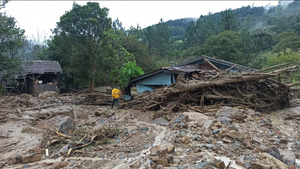 Rompimento de lagoa causa estragos em propriedades no Vale do Itajaí