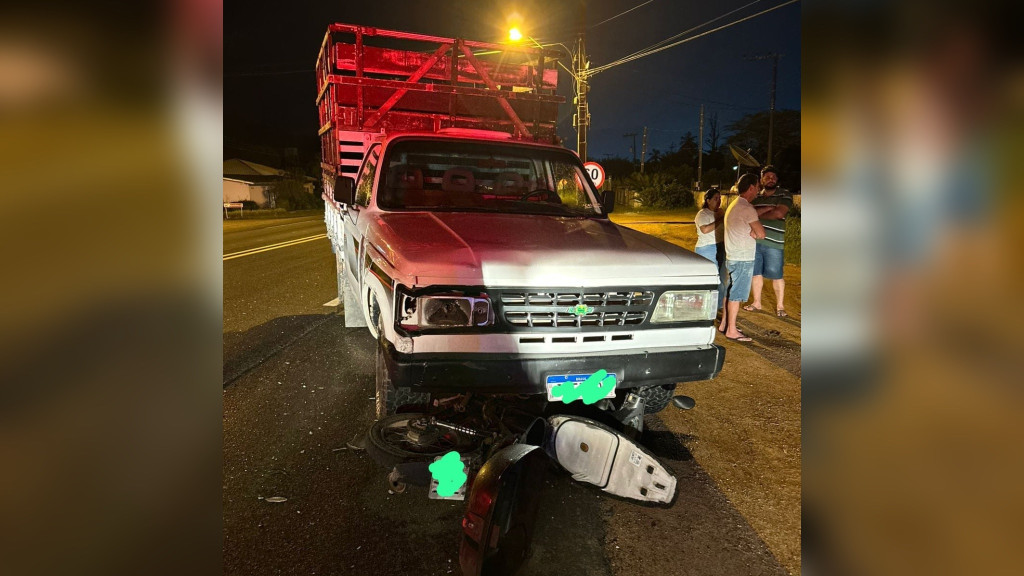 Motociclista é socorrido às pressas após colisão brutal com caminhonete na BR-470