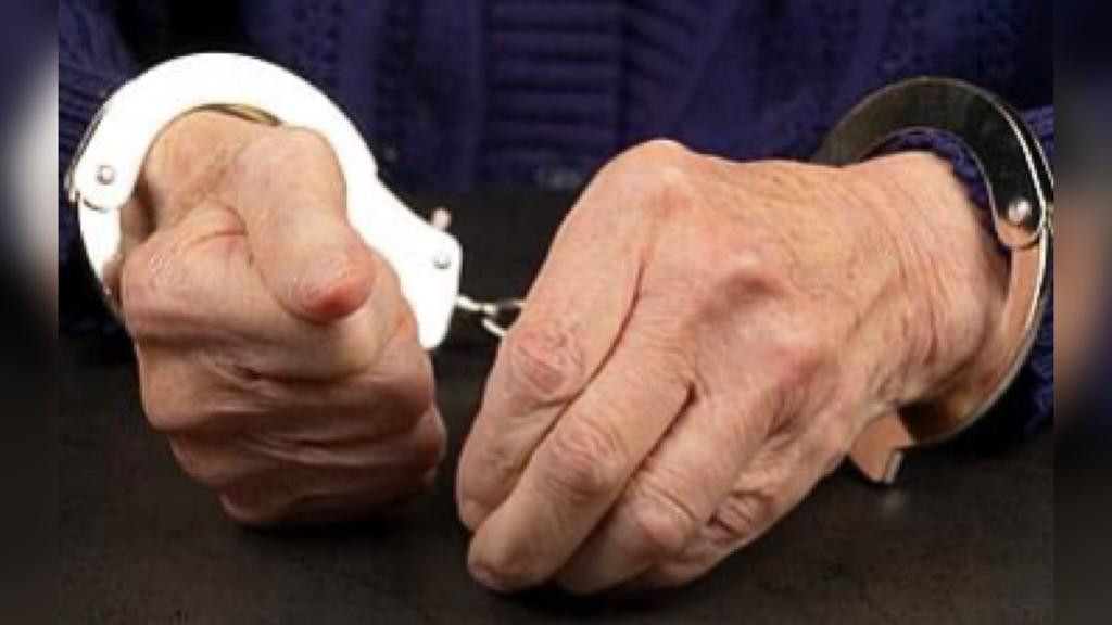 Avó é presa por envolvimento em estupro da própria neta em SC