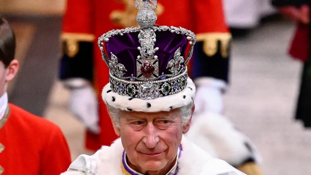 Charles III é coroado Rei da Inglaterra em cerimônia na Abadia de Westminster