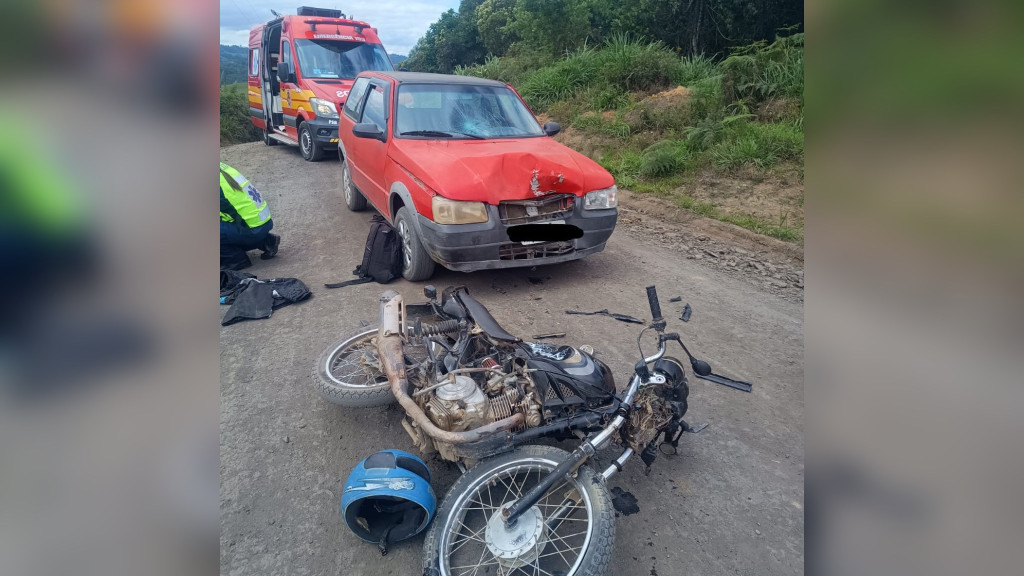 Grave colisão em Pouso Redondo: Moto sem placas atinge carro e deixa dois feridos