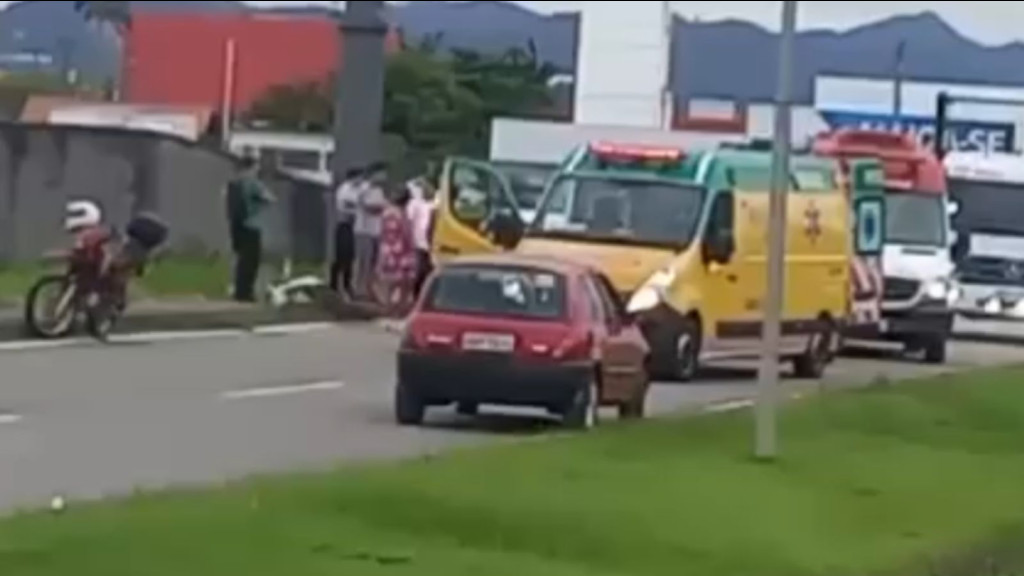 URGENTE: Ciclista é atropelado por veículo na marginal da BR 101, em Tijucas