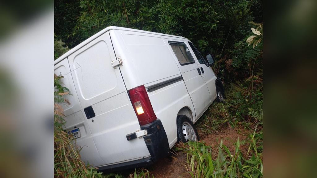 Motorista tenta desviar de carro e vai parar no mato na SC108, em São João Batista
