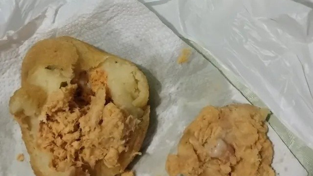 Mulher compra coxinha de frango em supermercado e encontra dente humano no recheio