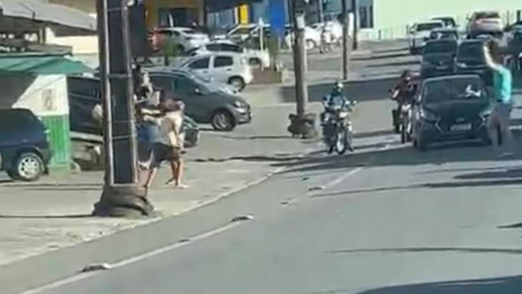 Mulher faz disparo de arma de fogo durante briga entre três homens