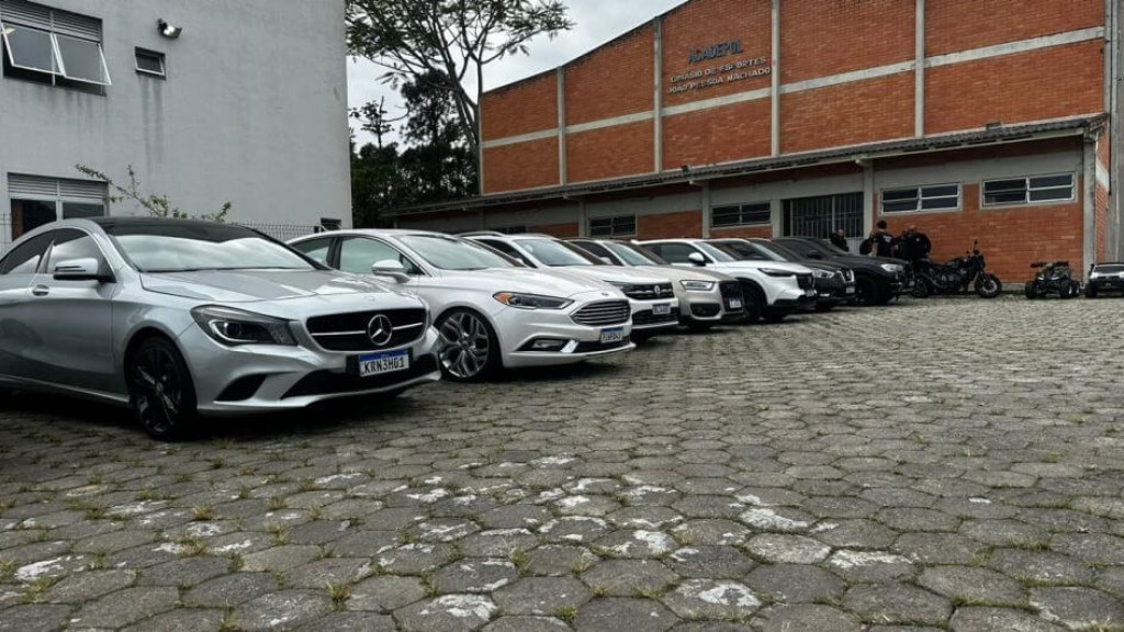 Operação "Bilionarco" bloqueia R$ 1 bilhão e apreende carros de luxo em SC