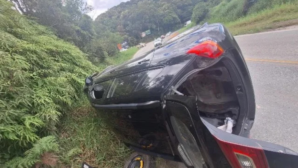 Choque contra barranco provoca tombamento de carro e deixa motorista ferida em Brusque