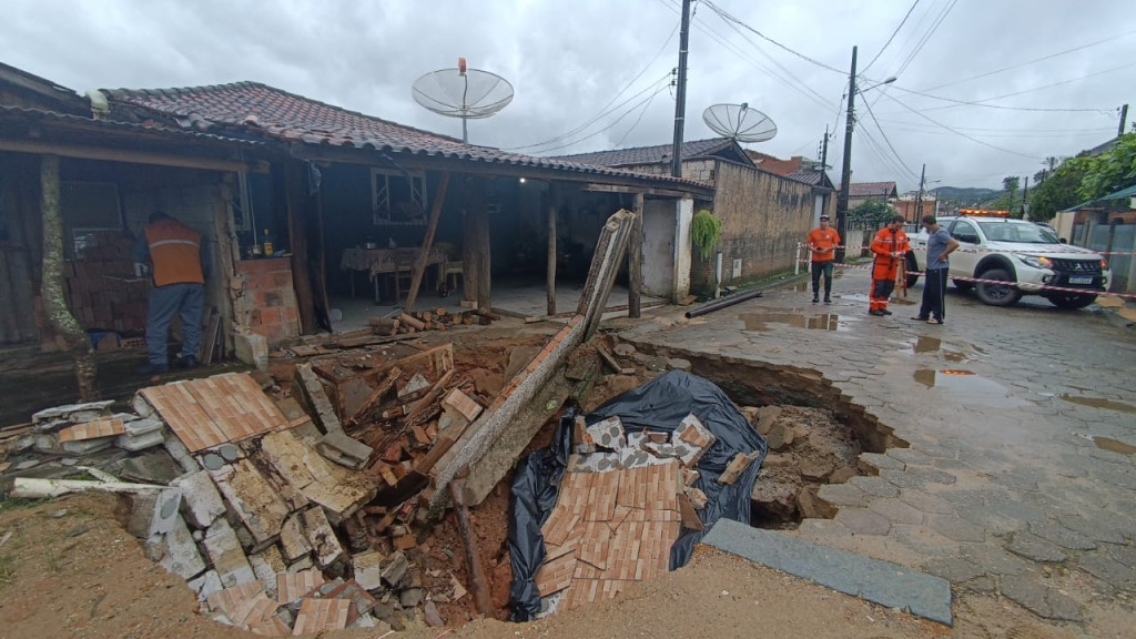 Buraco em rua engole muro de residência durante chuva, em São João Batista