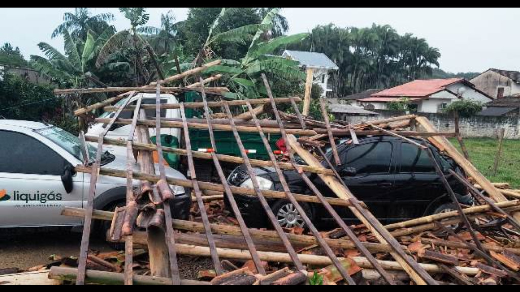 Chuvas e ventos fortes provocam estragos em São João Batista
