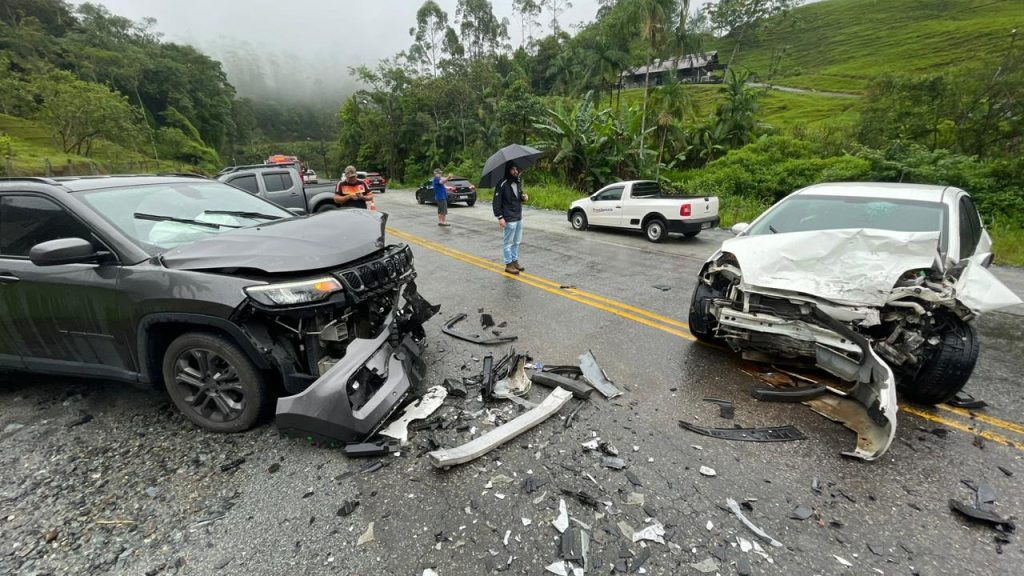 Mulher morre após colisão entre dois veículos na  SC-110