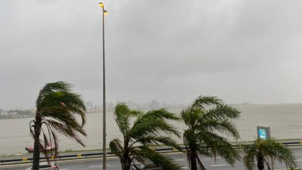 Ventos de até 65 km/h e pancadas de chuva em SC