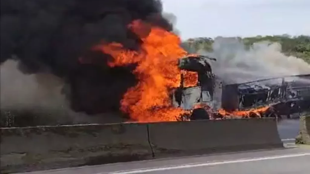 Caminhão pega fogo e interdita a BR-101 em Joinville