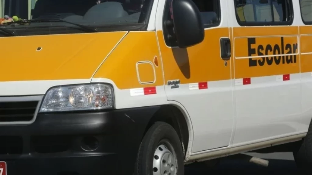 Empresa de transporte indenizará mãe em R$10 mil por esquecer criança em van escolar
