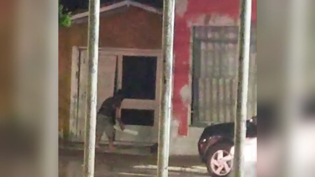 Vídeo flagra morador de rua furtando portão de residência em Balneário Camboriú