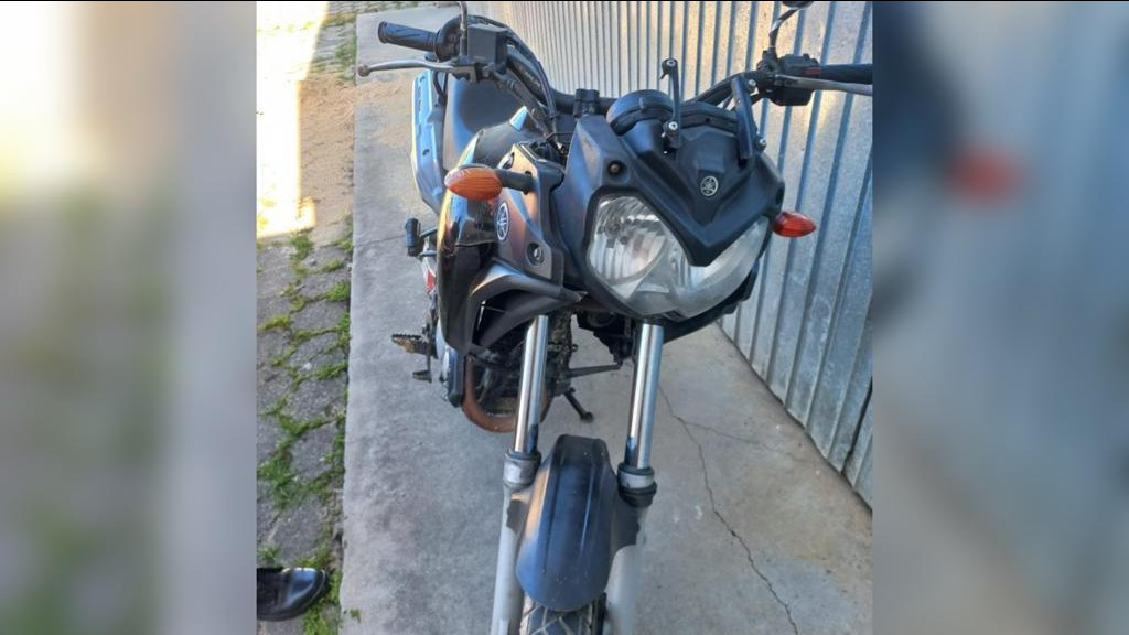 Adolescente de 16 anos chega com moto em casa e pai chama a PM