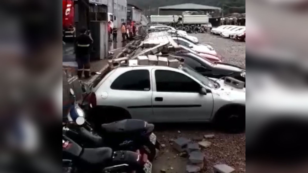 Muro de empresa desaba sobre veículos durante tempestade em SC