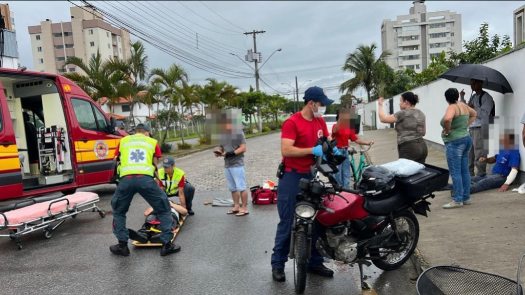 Acidente entre carro e moto deixa dois feridos em Tijucas