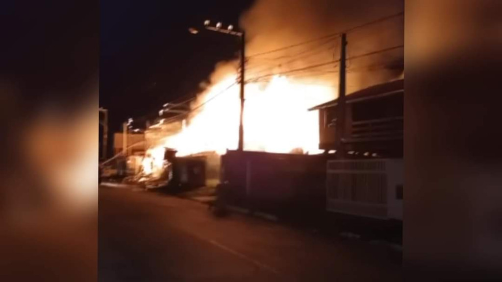 Casa de construção mista é completamente destruída pelo fogo em Itajaí