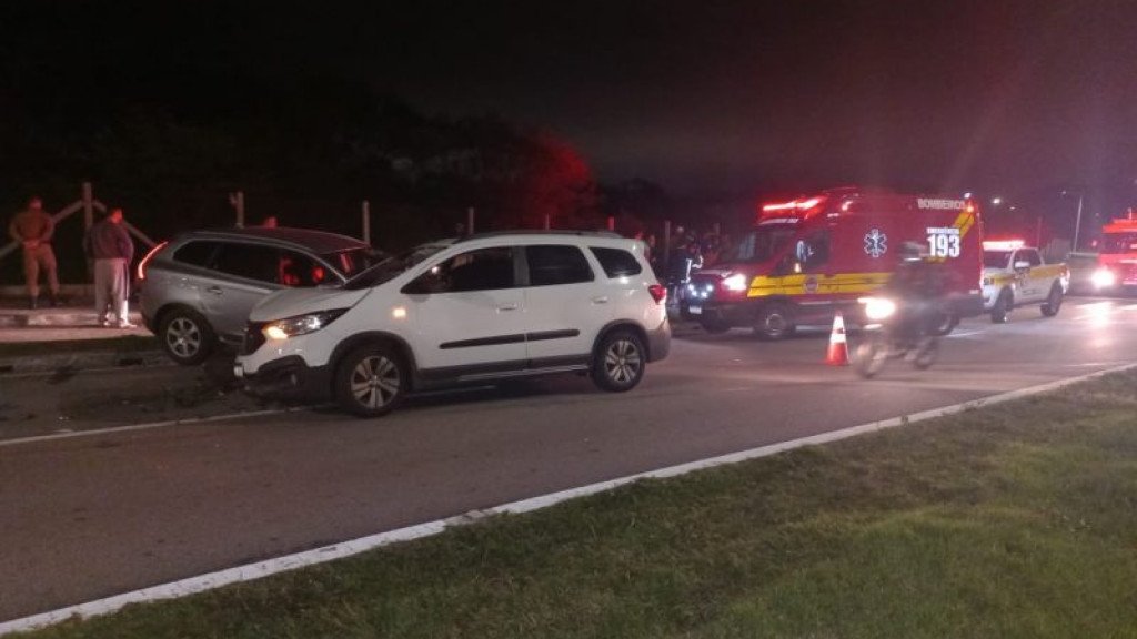 Motorista bêbado dirige carro de luxo na contramão e causa acidente em Florianópolis