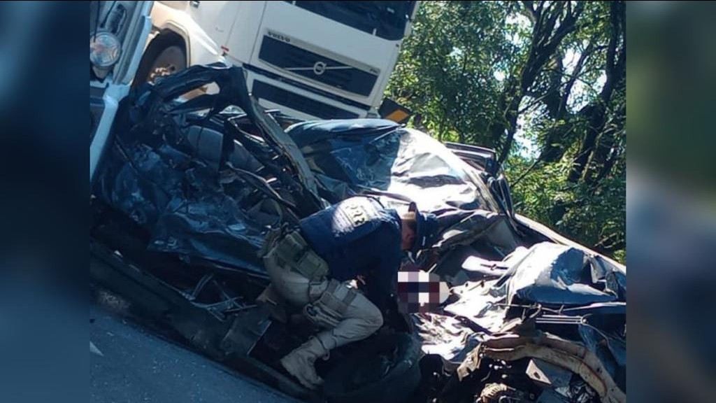 Motorista morre após colisão frontal entre carro e caminhão na BR-282