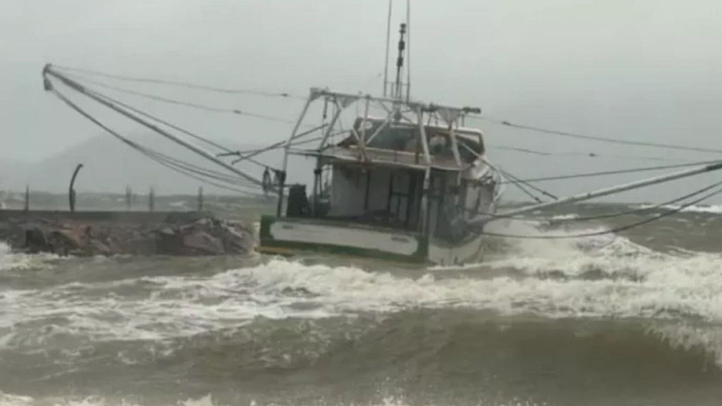 Ventos intensos arrastam embarcações em Bombinhas