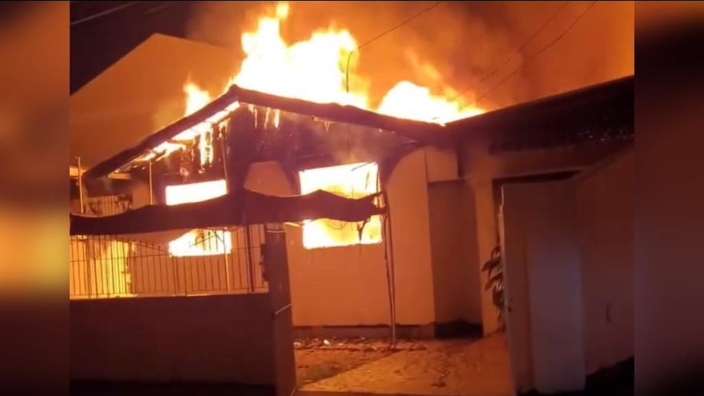 Casa fica destruída após ser atingida por incêndio, em São José