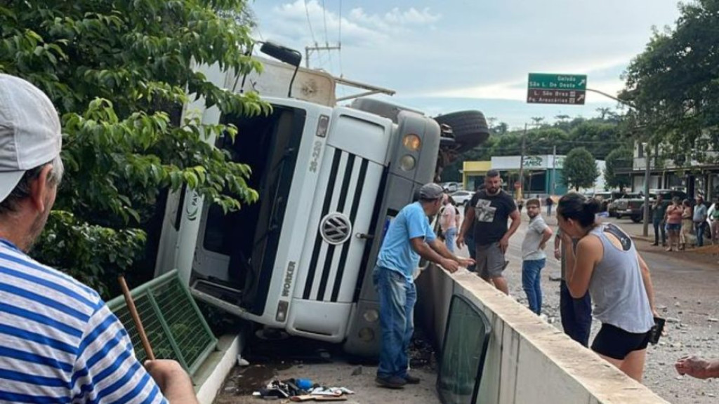 Caminhão tomba e mata pedestre enquanto caminhava em calçada