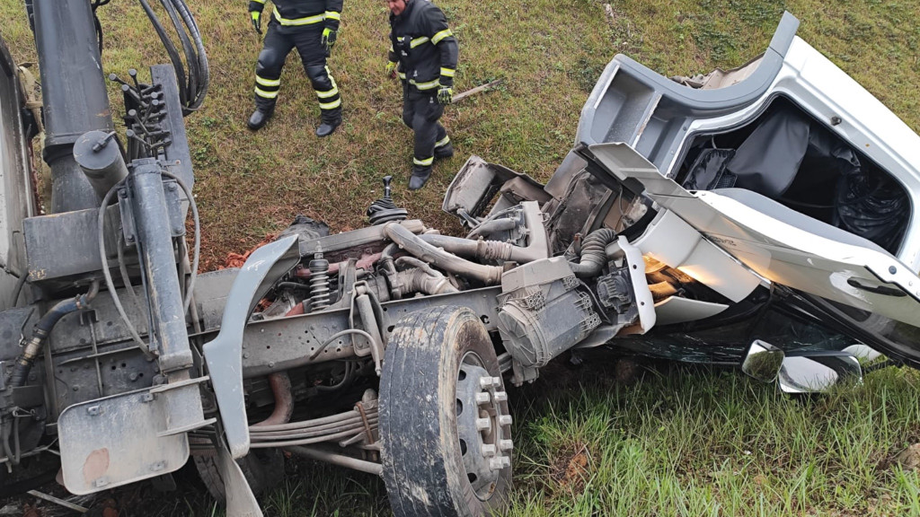 Caminhão vai parar em vala da BR-470 após motorista desviar de cachorro na via