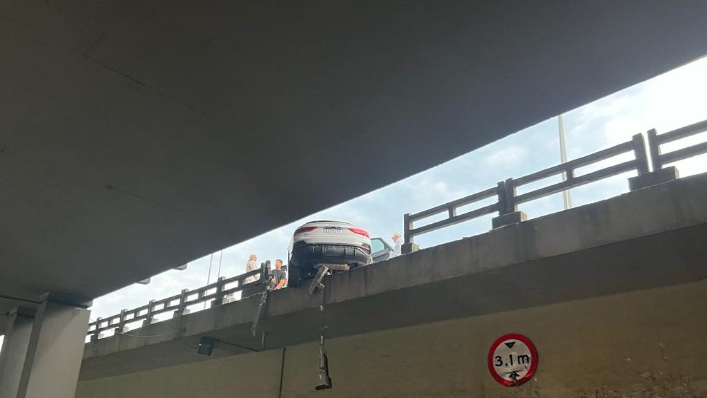 Carro de luxo fica pendurado em viaduto após colisão com carreta na BR-101, em BC