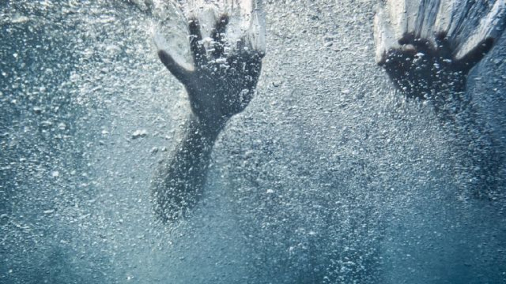 TRISTEZA: Irmãos de 8 e 5 anos morrem afogados após caírem em fossa