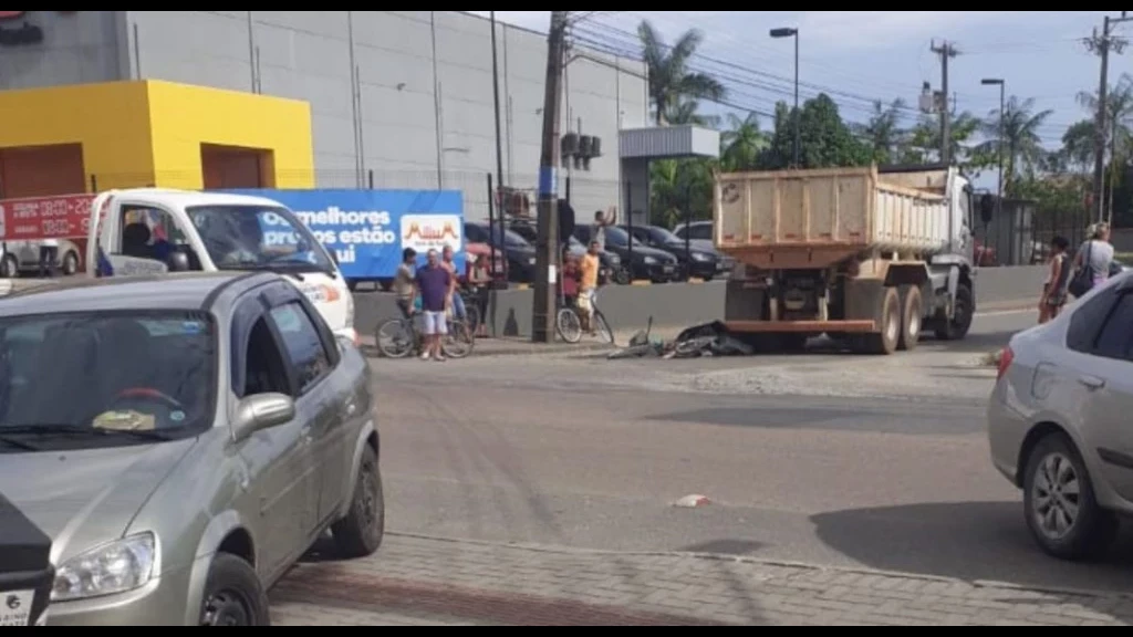 Avó e bebê de 3 anos morrem após atropelamento de caminhão em Joinville