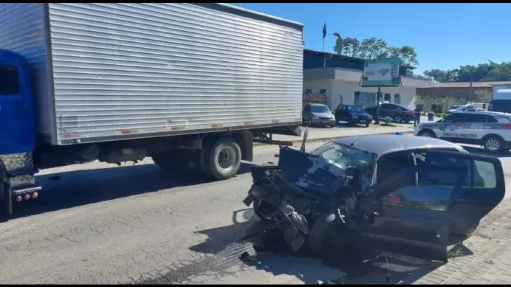 Motorista morre em colisão frontal entre carro e caminhão em Blumenau